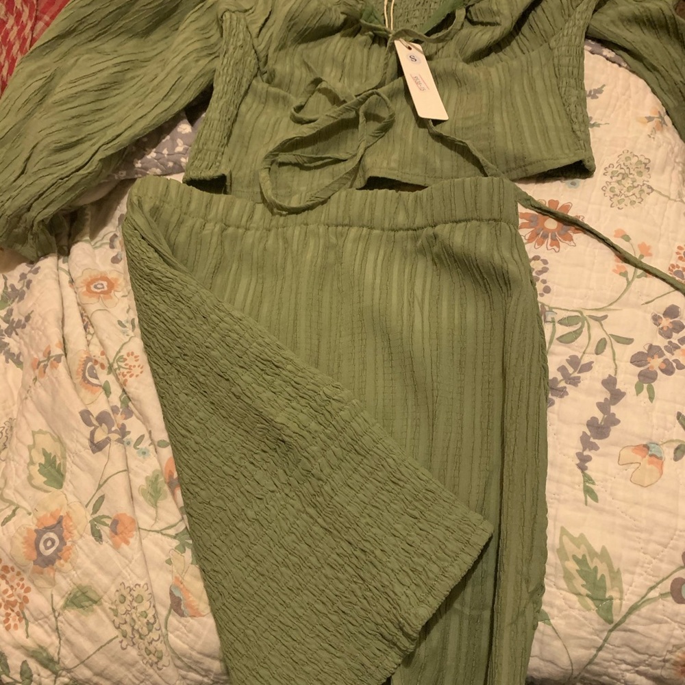 Green Set - Picture 3 of 3